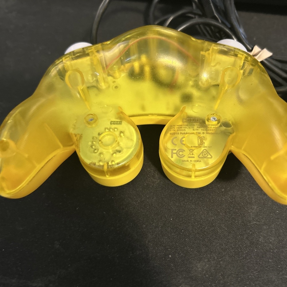 Hori Battle Pad Controller Unisex OS Yellow Pikachu Gamecube Style NSW-109U - Picture 2 of 3